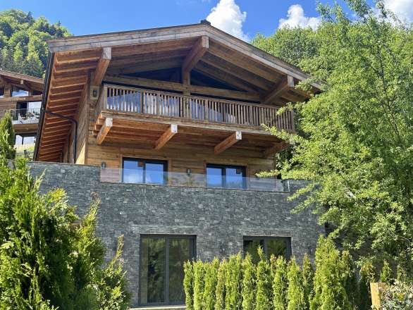 Exclusive chalet in a quiet residential area with a view of the mountains