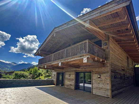 New chalet in a quiet residential area with fantastic mountain views